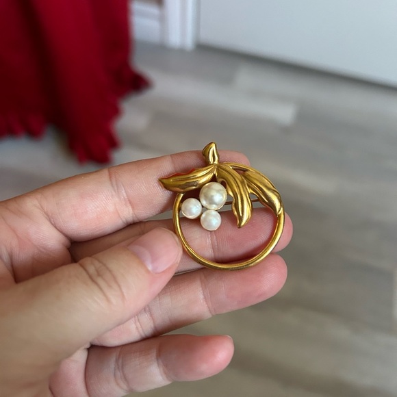 4/$50 NAPIER Gold and Pearl Leaf Brooch 😍 - Picture 4 of 9
